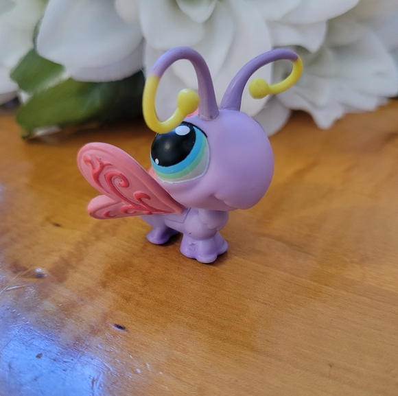 Littlest Pet Shop LPS #93 Purple Butterfly Blue Eyes Pink Wings 2005 - Picture 2 of 10
